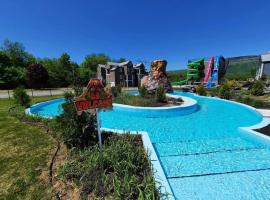 Condo avec foyer, piscine et parc aquatique !, hotel in Beaupré