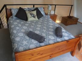 LAKE VIEW CHALET Australia Zoo close by, hotel in Landsborough