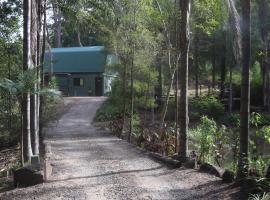 LAKE VIEW CHALET 10 minutes to Australia Zoo Landsborough Montville Maleny Caloundra Beaches Glasshouse mountains Big Kart Track, хотел близо до Зоогическа градина „Австралия“, Landsborough