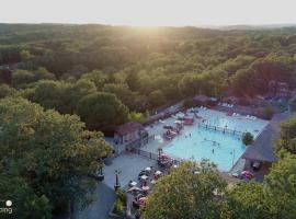 Camping les Reflets du Quercy, cheap hotel in Crayssac