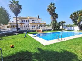 Villa grande piscine 5 min de la mer, cottage in Málaga
