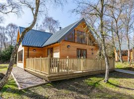 Thistle Lodge 21 with Hot Tub, cottage in Belladrum
