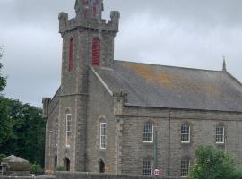 Church view, hotel in Wick