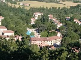 Duplex village vacances Grospierres, хотелски комплекс в Гроспиер