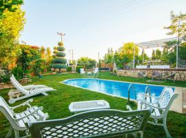 Villa Amelie-Private pool, hotel económico en Marathítis