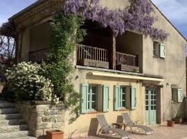 Courtyard Gite with very large shared pool, semesterhus i Castres