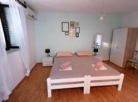 Apartments and rooms Sanja