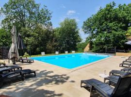 gîte le nieudegat chambre et table d'hôte piscine climatisation proche de Sarlat au coeur de la nature, hotel in Simeyrols