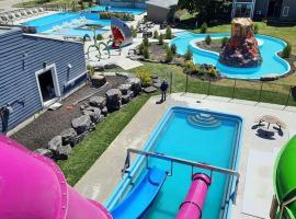 Condo avec parc aquatique !, family hotel in Beaupré