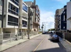 Apartamento amplo em meia praia - poucos metros do mar，位于伊塔佩马的酒店