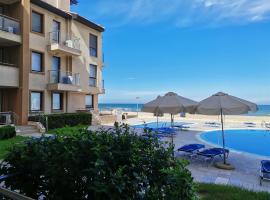 Апартамент в Обзор Бийч Резорт на първа линия с директен достъп до плажа!, Resort in Obsor