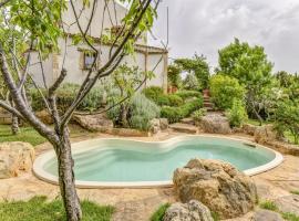 Sun kissed Holiday Home in Salemi with Garden, hotel en Ulmi