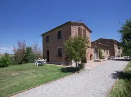 Farmhouse in Tuscany near Siena's Charm