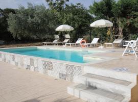 Abruzzo - Teramo tra Mare e Monti con piscina, lággjaldahótel í Teramo