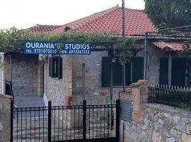 Ouranias Studios, מלון בקרדמילי