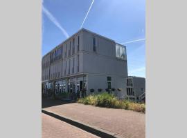 Large and cosy house on the water: free Parking, hotel in Amsterdam