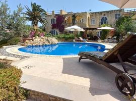 Dar Ta' Xmun - idyllic farmhouse with pool, garden, seaview & sunset, hotel em San Lawrenz