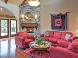 Rustic Fayetteville Townhome with Fireplace and 3 Decks, vacation home in Fayetteville