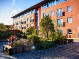 Luxury City Apartment Underground Parking 5*, hotel v destinaci Belfast