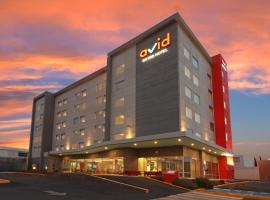 avid hotel - Fresnillo by IHG，Fresnillo de Gonz&aacute;lez Echeverr&iacute;a的有停車位的飯店