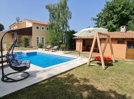 Sunny Garden Villa with Pool, hôtel à Loborika