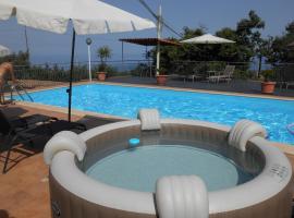 Al Villino Sunrise in villa con piscina ed idromassaggio, viešbutis mieste SantʼAlfio