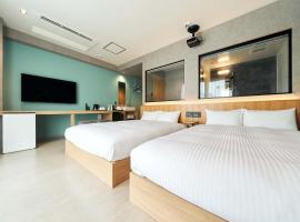 Rakuten STAY naha-tomarifuto 7F Twin Room, отель типа «постель и завтрак» в Нахе