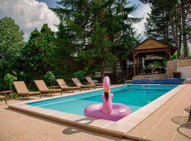 Wolf valley house (Vukova dolina), budgethotel i Belanovica