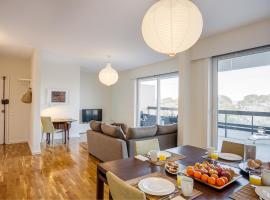 Amazing Tailor Made Penthouse by the Beach #2, hotel a Oeiras