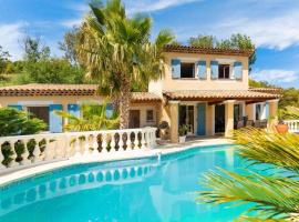 Villa -Vue panoramique splendide -Piscine privée, feriebolig i Auribeau-sur-Siagne