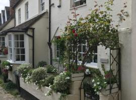 Beautiful 17th century coach house off high street, casa de temporada em Marlborough