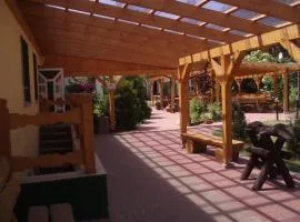 Hostel Waldhaus am Ferienpark-Mehrbett-Gruppenzimmer mit Waschbecken