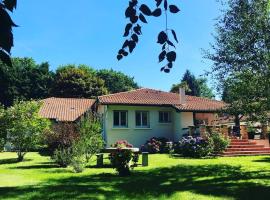 Villa de charme parc fleuri, arboré et piscine à BIARRITZ, hotel cerca de Estación de Biarritz, Biarritz