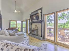 Stylish Eldon Home with Grill 1 Mile to Lake!, vacation home in Eldon