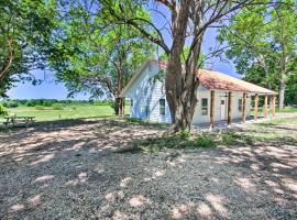 Peekaboo Water Views Lake O the Cherokees Cabin, hôtel à Grove