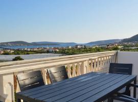 Apartment Blanka with a beautiful view of Trogir – dom przy plaży w mieście Prapatnica