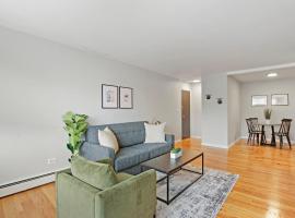 Trendy & Tastefully-Decorated 2BR Apt in Lakeview - Oakdale 512, hotel in Chicago