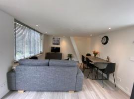 Cozy Tiny House Egmond aan Zee- 500m from Beach-North Sea, hotell i Egmond aan Zee