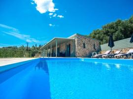 Villa Afrato Calma in Trapezaki-private pool -2 BR: Trapezaki şehrinde bir tatil evi