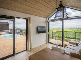 SkyView Deluxe Houses and Private Jacuzzi , Osłonino，位于Osłonino的酒店