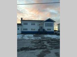 Ocean Front House in Cook's Harbour Newfoundland, feriehus i Raleigh