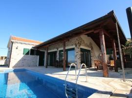 VILA SELLISTA WITH POOL and SPECTACULAR SEAVEIW, cheap hotel in Ivanica