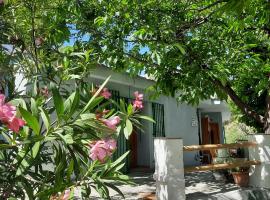 Alpujarra Guesthouse, habitaciones en un cortijo sostenible y aislado en medio de la nada en parque natural Sierra Nevada a 1150 metros altitud, pensionat i Cáñar