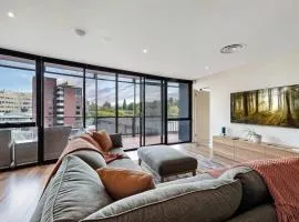 Sub Penthouse Luxe suit, CBD, secure parking,