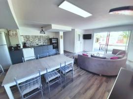 Gîte du marié à 7mn du puy du F0U, hotel in Chambretaud