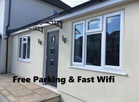 Beechfield House Modern studio self-contained unit with free WiFi and Parking and kitchen area 4m from city centre and castle, hotel near Llandaff Cathedral, Cardiff