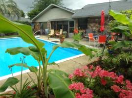 Poolside Paradise, hotel en Navarre