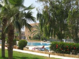 King's Palace - very spacious 1 bed apartment, hotel com estacionamento em Paphos