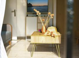 Maison Anna Corfu Holiday Apartments: Ipsos şehrinde bir kiralık sahil evi