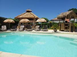 Chalet Zure Ondoan - SPA et piscine chauffée – hotel z jacuzzi w Bajonnie